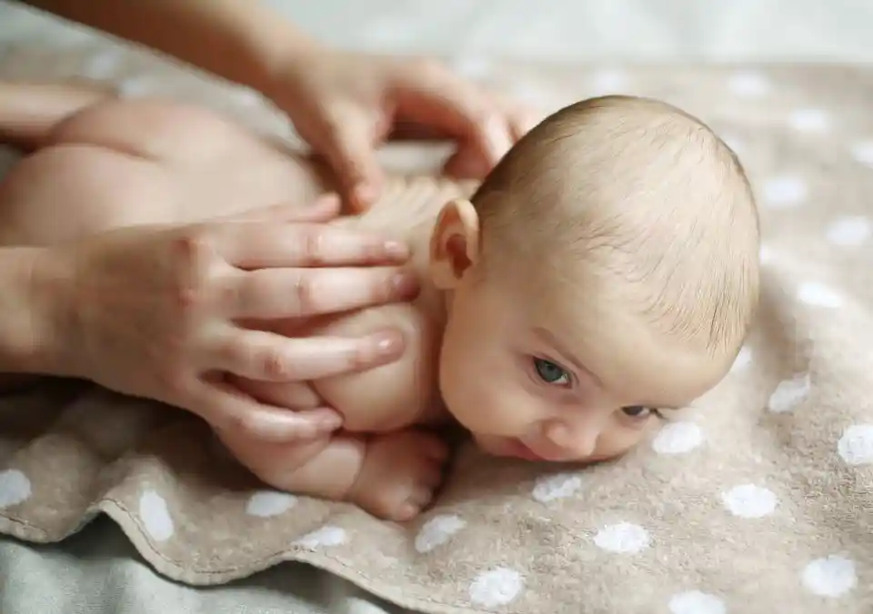 نحوه ماساژ چشم نوزاد برای باز شدن مجرای اشکی