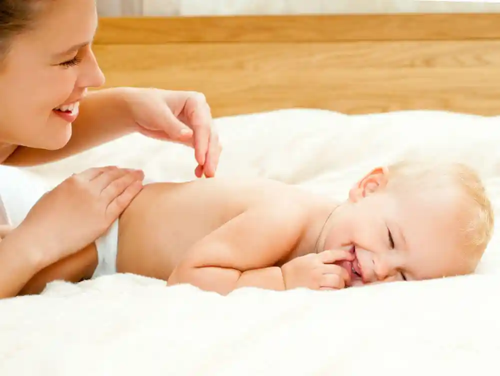 نحوه ماساژ چشم نوزاد برای باز شدن مجرای اشکی