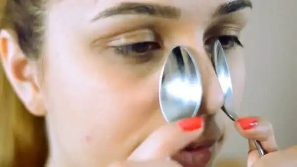 ماساژ صورت با قاشق