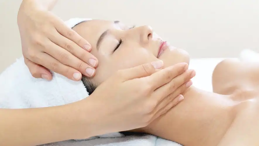 فیلم ماساژ صورت برای کلاژن سازی