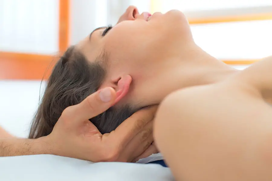 آموزش ماساژ گردن و شانه برای رفع گرفتگی و شل کردن عضلات